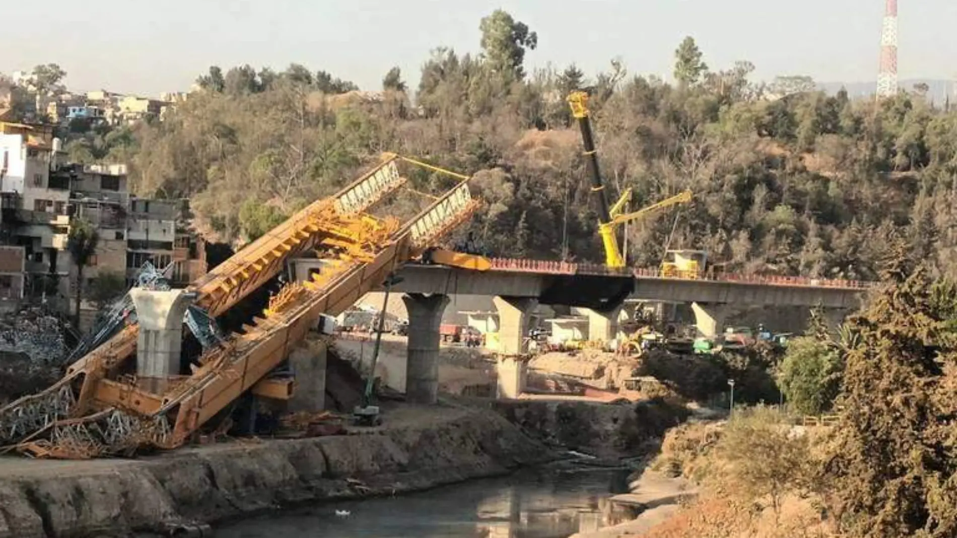 Cae estructura en construcción de Tren Interurbano